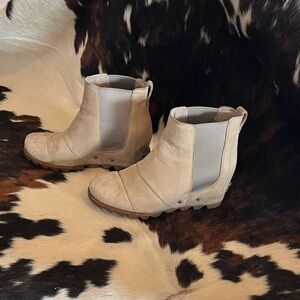 Sorel Women's Chelsea Ankle Boots in Light Taupe